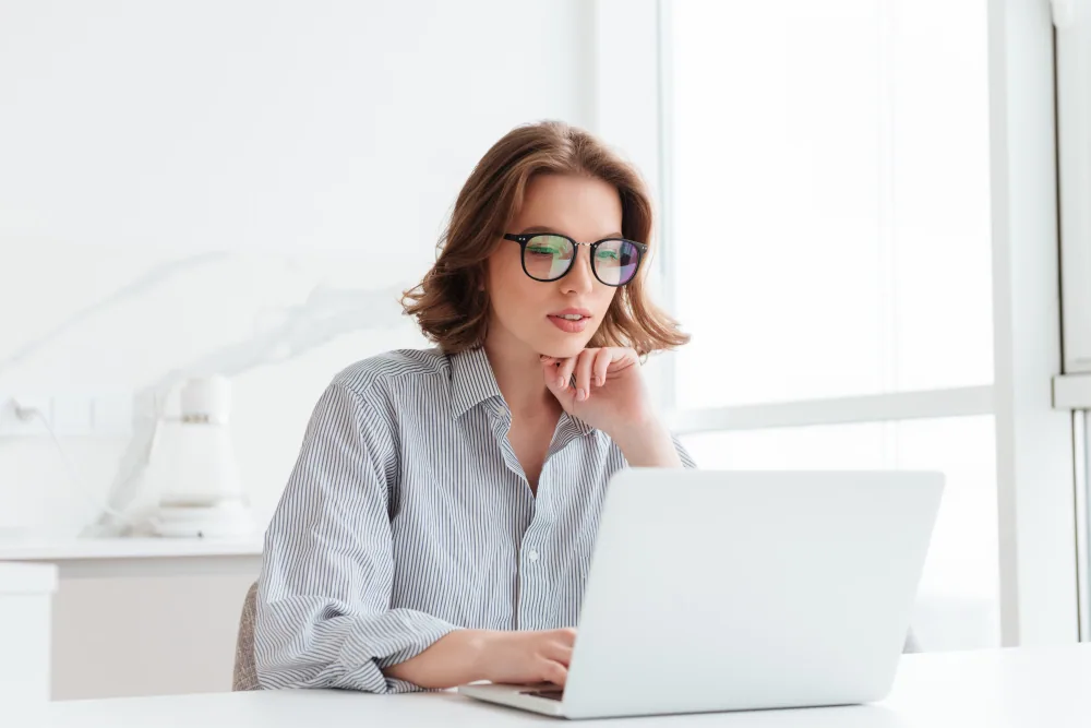 Indywidualny kurs języka angielskiego — nauka online przy laptopie