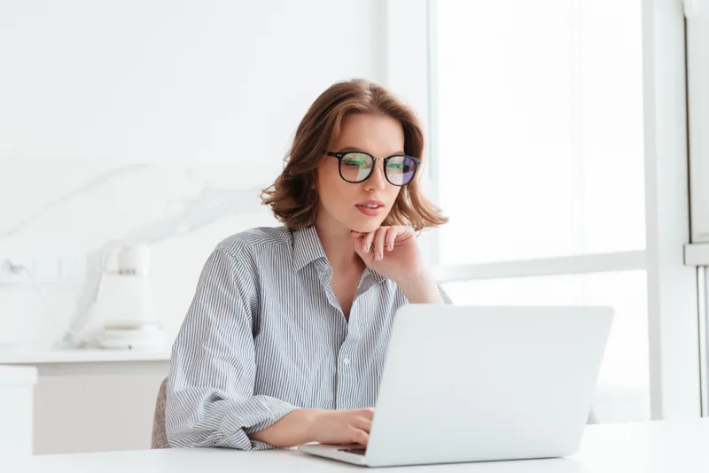 Indywidualny kurs języka angielskiego — nauka online przy laptopie